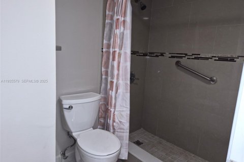 Condominio en alquiler en Miami, Florida, 2 dormitorios, 87.24 m2 № 1993842 - foto 17