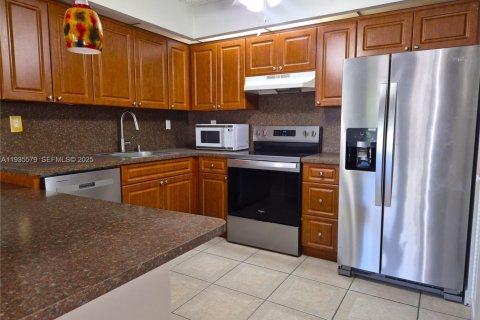 Condominio en alquiler en Miami, Florida, 2 dormitorios, 87.24 m2 № 1993842 - foto 1