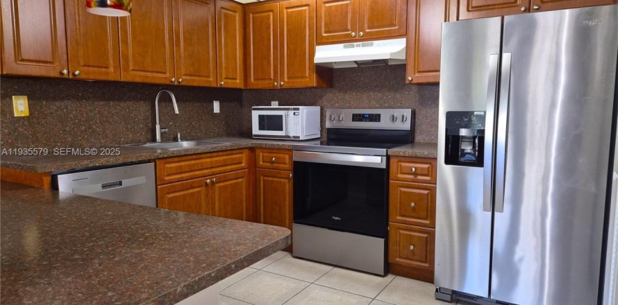 Condominio en Miami, Florida, 2 dormitorios  № 1993842