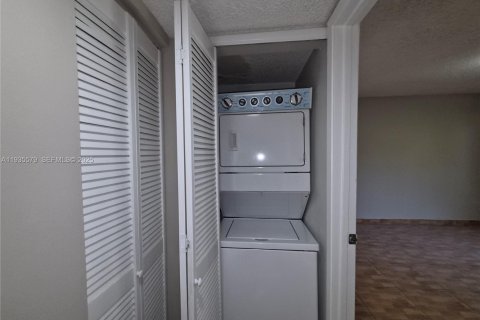 Condominio en alquiler en Miami, Florida, 2 dormitorios, 87.24 m2 № 1993842 - foto 12