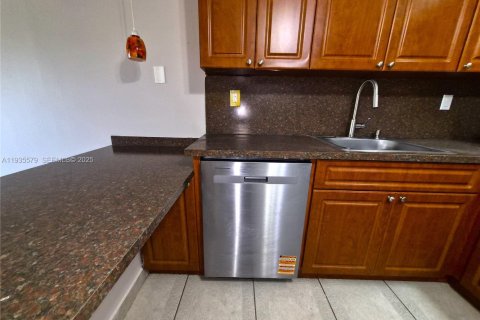 Condominio en alquiler en Miami, Florida, 2 dormitorios, 87.24 m2 № 1993842 - foto 2