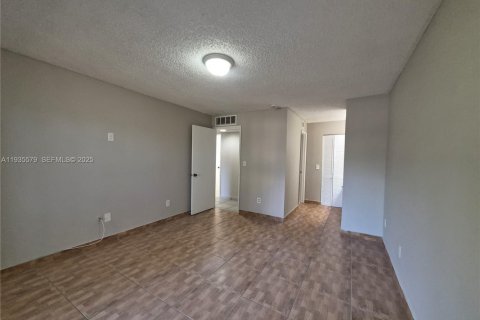 Condominio en alquiler en Miami, Florida, 2 dormitorios, 87.24 m2 № 1993842 - foto 15