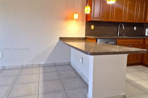 Condominio en alquiler en Miami, Florida, 2 dormitorios, 87.24 m2 № 1993842 - foto 4
