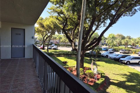 Condominio en alquiler en Miami, Florida, 2 dormitorios, 87.24 m2 № 1993842 - foto 10