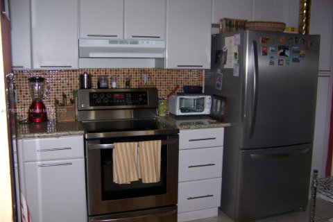 Condo in Miami Beach, Florida, 2 bedrooms  № 1938438 - photo 4