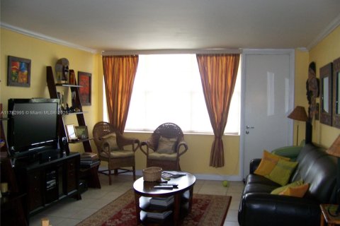 Condominio en alquiler en Miami Beach, Florida, 2 dormitorios, 102.19 m2 № 1938438 - foto 3
