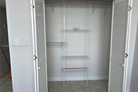 Condo in Miami Beach, Florida, 2 bedrooms  № 1938438 - photo 9