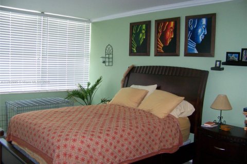 Condominio en alquiler en Miami Beach, Florida, 2 dormitorios, 102.19 m2 № 1938438 - foto 6