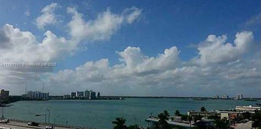 Condominio en Miami Beach, Florida, 2 dormitorios № 1938438
