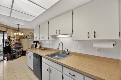 Condo in Sun City Center, Florida, 2 bedrooms  № 2197031 - photo 17