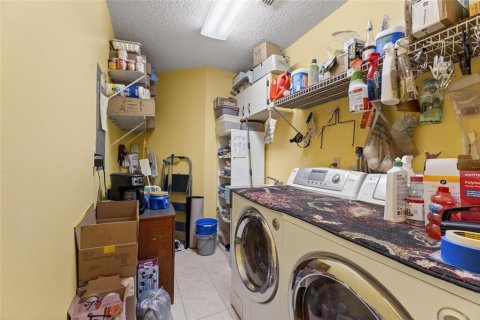 Condo in Sun City Center, Florida, 2 bedrooms  № 2197031 - photo 25