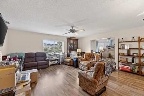 Condo in Sun City Center, Florida, 2 bedrooms  № 2197031 - photo 9