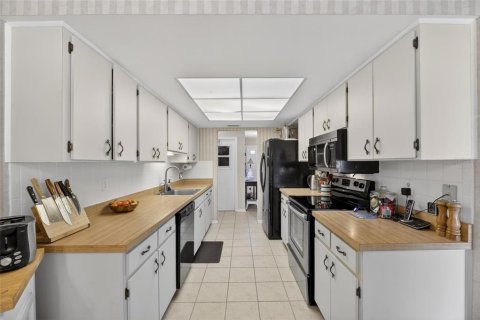 Condo in Sun City Center, Florida, 2 bedrooms  № 2197031 - photo 15