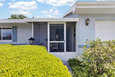 Condo in Sun City Center, Florida, 2 bedrooms  № 2197031 - photo 2