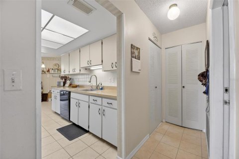 Condo in Sun City Center, Florida, 2 bedrooms  № 2197031 - photo 24