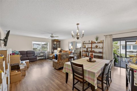 Condo in Sun City Center, Florida, 2 bedrooms  № 2197031 - photo 6