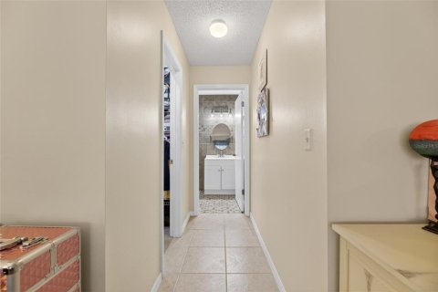 Condo in Sun City Center, Florida, 2 bedrooms  № 2197031 - photo 21