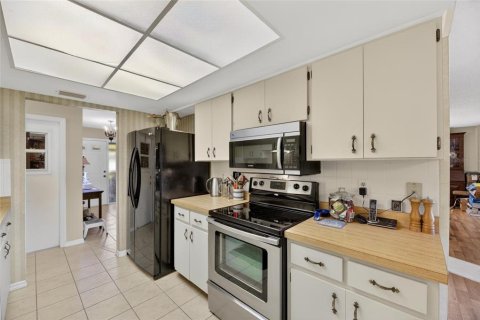 Condo in Sun City Center, Florida, 2 bedrooms  № 2197031 - photo 16