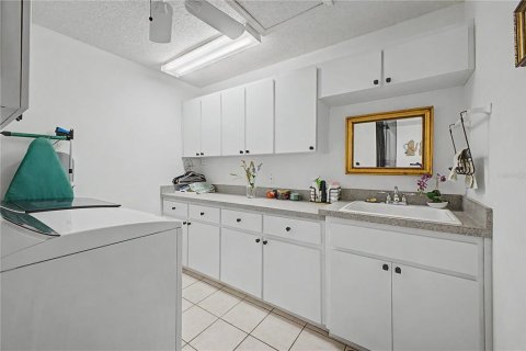 House in Spring Hill, Florida 3 bedrooms, 157.66 sq.m. № 2217830 - photo 12