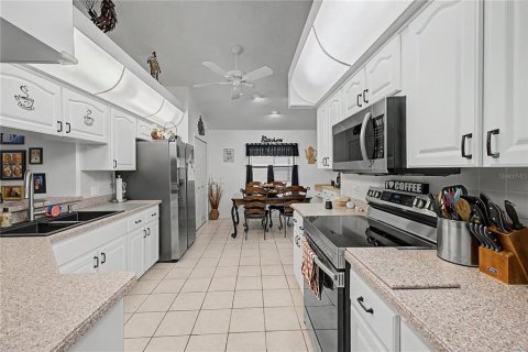 House in Spring Hill, Florida 3 bedrooms, 157.66 sq.m. № 2217830 - photo 10