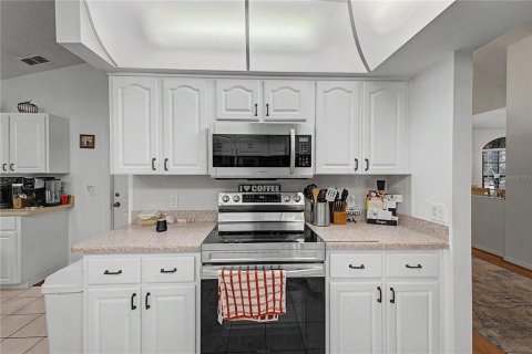 House in Spring Hill, Florida 3 bedrooms, 157.66 sq.m. № 2217830 - photo 11