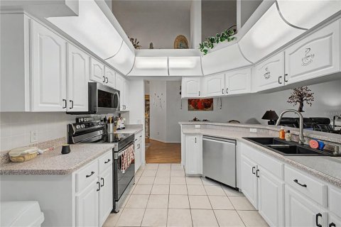 House in Spring Hill, Florida 3 bedrooms, 157.66 sq.m. № 2217830 - photo 13