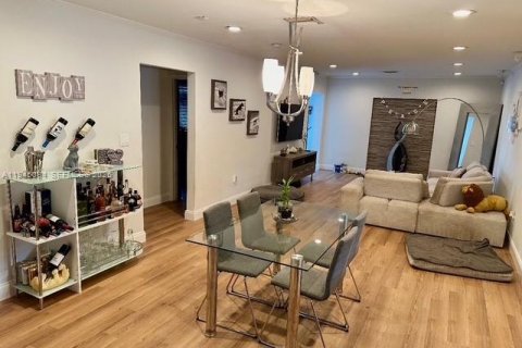 House in Miami, Florida 3 bedrooms, 159.51 sq.m. № 2001966 - photo 3