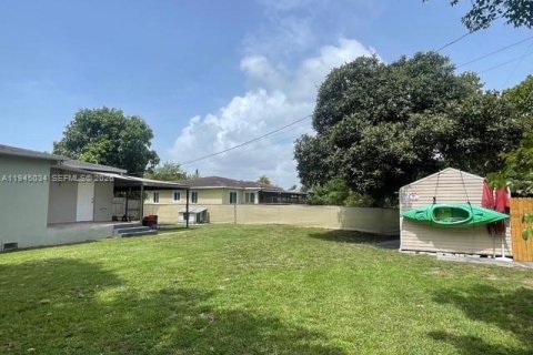 House in Miami, Florida 3 bedrooms, 159.51 sq.m. № 2001966 - photo 18