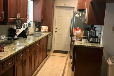 House in Miami, Florida 3 bedrooms, 159.51 sq.m. № 2001966 - photo 4