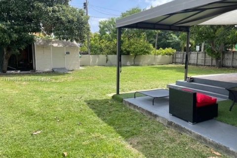 House in Miami, Florida 3 bedrooms, 159.51 sq.m. № 2001966 - photo 19