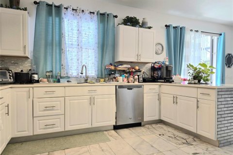 House in Orlando, Florida 5 bedrooms, 233.56 sq.m. № 1642418 - photo 18