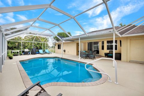 House in Cape Coral, Florida 3 bedrooms, 208.47 sq.m. № 1803141 - photo 2