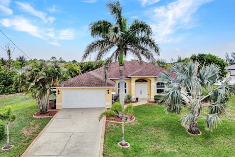 House in Cape Coral, Florida 3 bedrooms, 208.47 sq.m. № 1803141 - photo 1