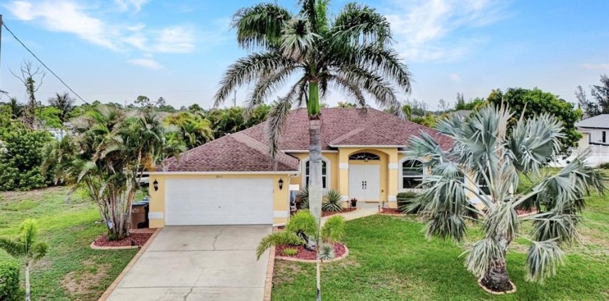 House in Cape Coral, Florida 3 bedrooms, 208.47 sq.m. № 1803141