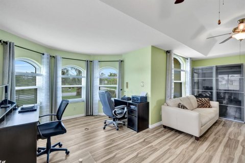 House in Cape Coral, Florida 3 bedrooms, 208.47 sq.m. № 1803141 - photo 26