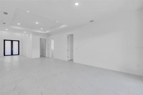 House in Cape Coral, Florida 4 bedrooms, 176.89 sq.m. № 1649721 - photo 4
