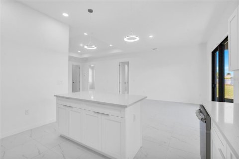 House in Cape Coral, Florida 4 bedrooms, 176.89 sq.m. № 1649721 - photo 12