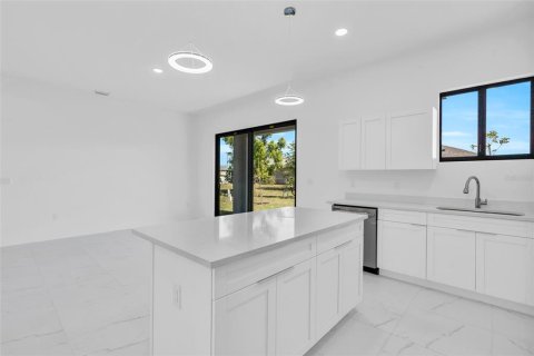 House in Cape Coral, Florida 4 bedrooms, 176.89 sq.m. № 1649721 - photo 11