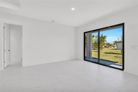 House in Cape Coral, Florida 4 bedrooms, 176.89 sq.m. № 1649721 - photo 13