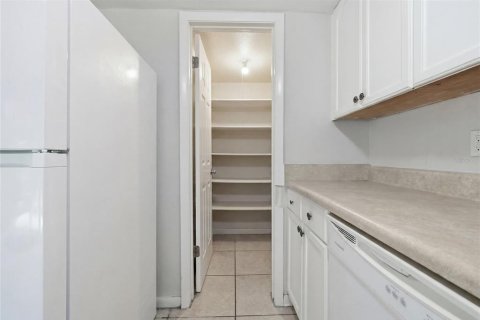 Commercial property in Gainesville, Florida 8 bedrooms, 87.51 sq.m. № 2323311 - photo 16