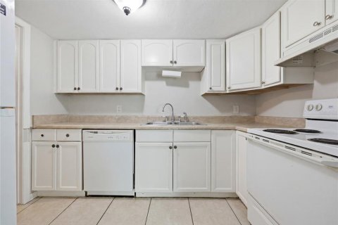 Commercial property in Gainesville, Florida 8 bedrooms, 87.51 sq.m. № 2323311 - photo 14