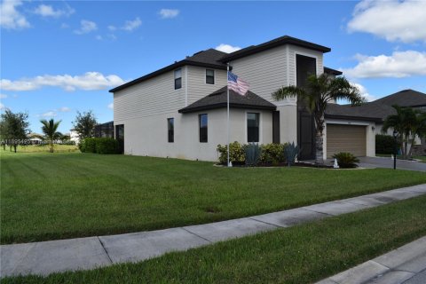 Casa en venta en Fort Myers, Florida, 5 dormitorios, 306.76 m2 № 1947243 - foto 2