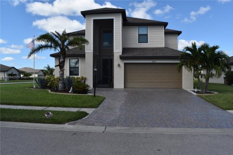 Casa en venta en Fort Myers, Florida, 5 dormitorios, 306.76 m2 № 1947243 - foto 1