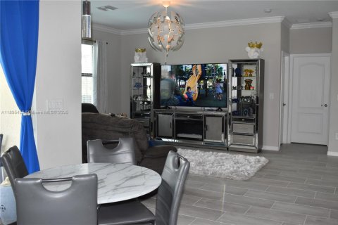 Casa en venta en Fort Myers, Florida, 5 dormitorios, 306.76 m2 № 1947243 - foto 13