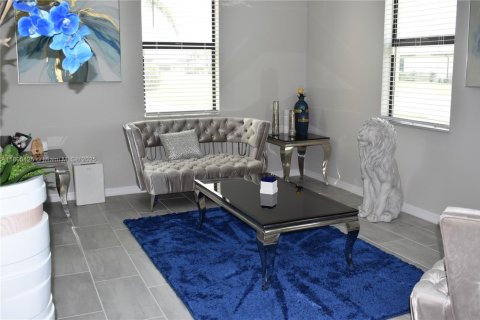 Casa en venta en Fort Myers, Florida, 5 dormitorios, 306.76 m2 № 1947243 - foto 8