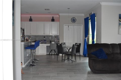 Casa en venta en Fort Myers, Florida, 5 dormitorios, 306.76 m2 № 1947243 - foto 14