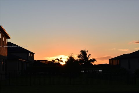 Casa en venta en Fort Myers, Florida, 5 dormitorios, 306.76 m2 № 1947243 - foto 5