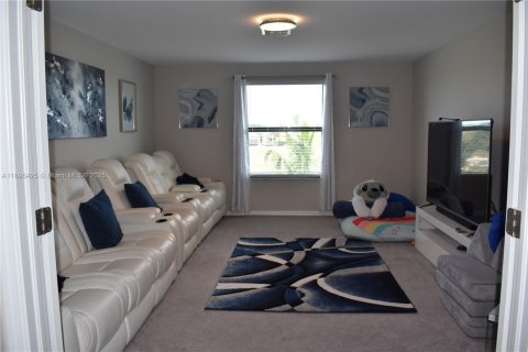 Casa en venta en Fort Myers, Florida, 5 dormitorios, 306.76 m2 № 1947243 - foto 27