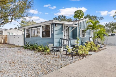 Immobilier commercial à Tampa, Floride 4 chambres, 232.26 m2 № 2389321