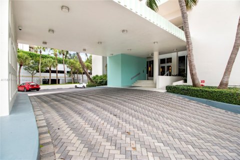 Condo in Miami Beach, Florida, 1 bedroom  № 1923382 - photo 17